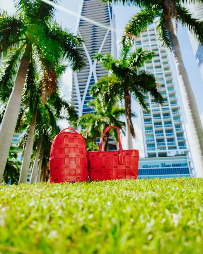 SUPER HOT FIRE CLASSIC TOTE Bags SPRAYGROUND