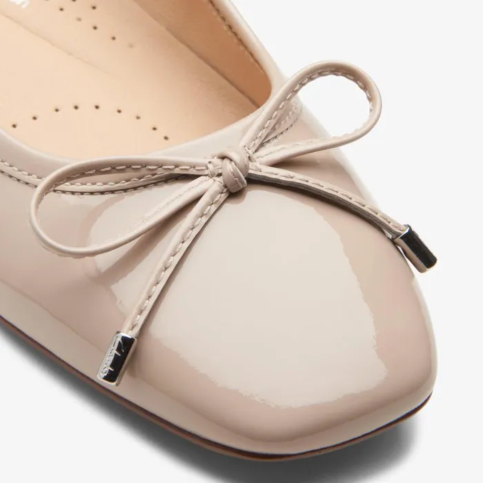 Ubree 15 Step Sand Patent Women Clarks Flats