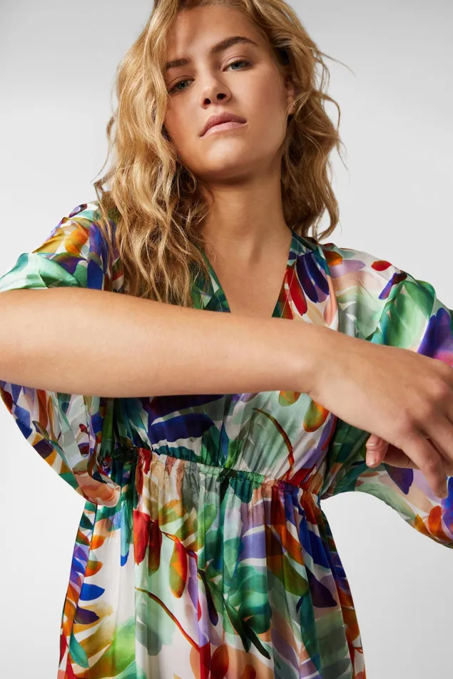 Van Laack Dresses and Skirts Women Fitted Maxi Dress Made Of Viscose With Multicolored Mixed Water Flower Petals Van Laack Dresses and Skirts Women Fitted Maxi Dress Made Of Viscose With Multicolored Mixed Water Flower Petals