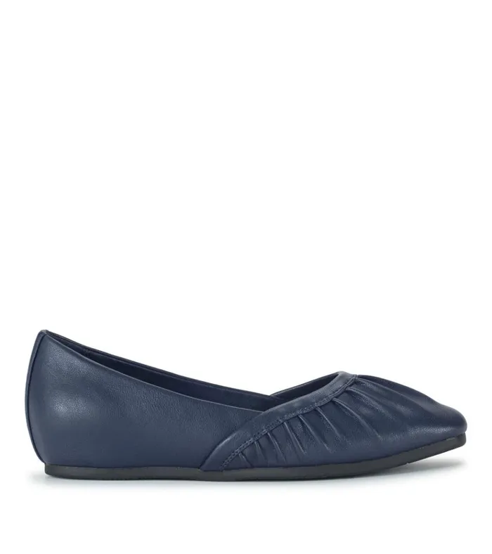 Women Charlie Flat Midnight Baretraps Flats and Loafers