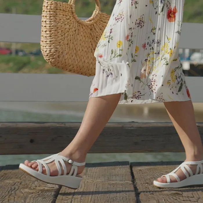 Women Wilma Wedge Sandal White Baretraps Wedge Sandals